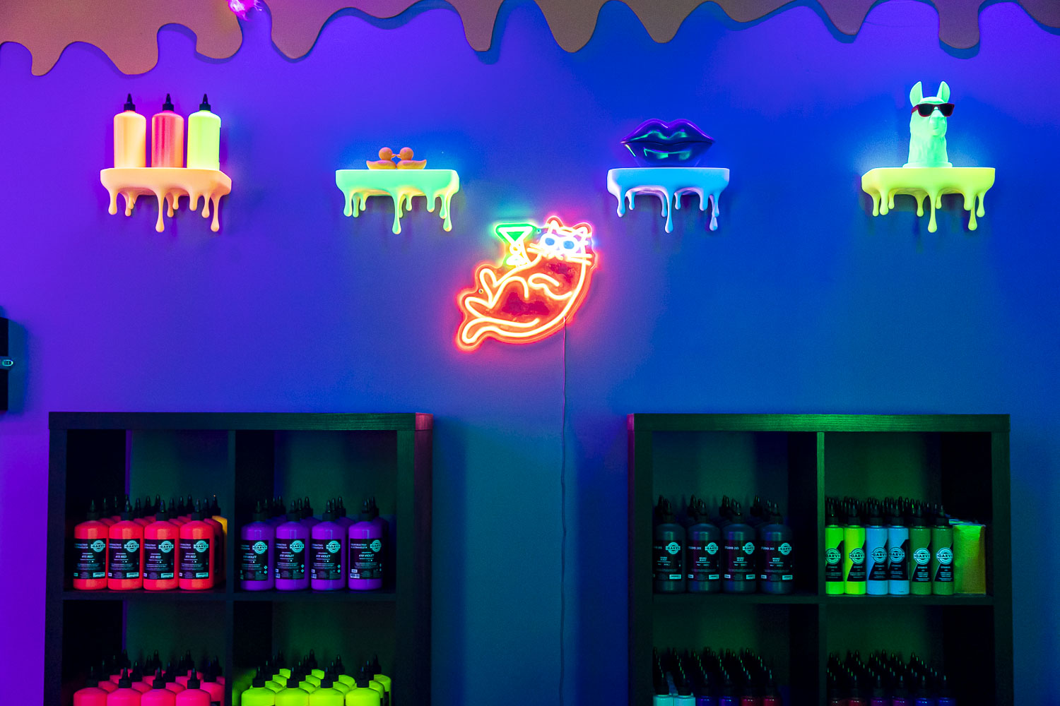 Pintar con vino en Alicante bajo luces UV